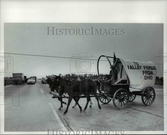 1976 Press Photo Wagon Train crossing Route 420 near Toledo - cva80131 - Historic Images