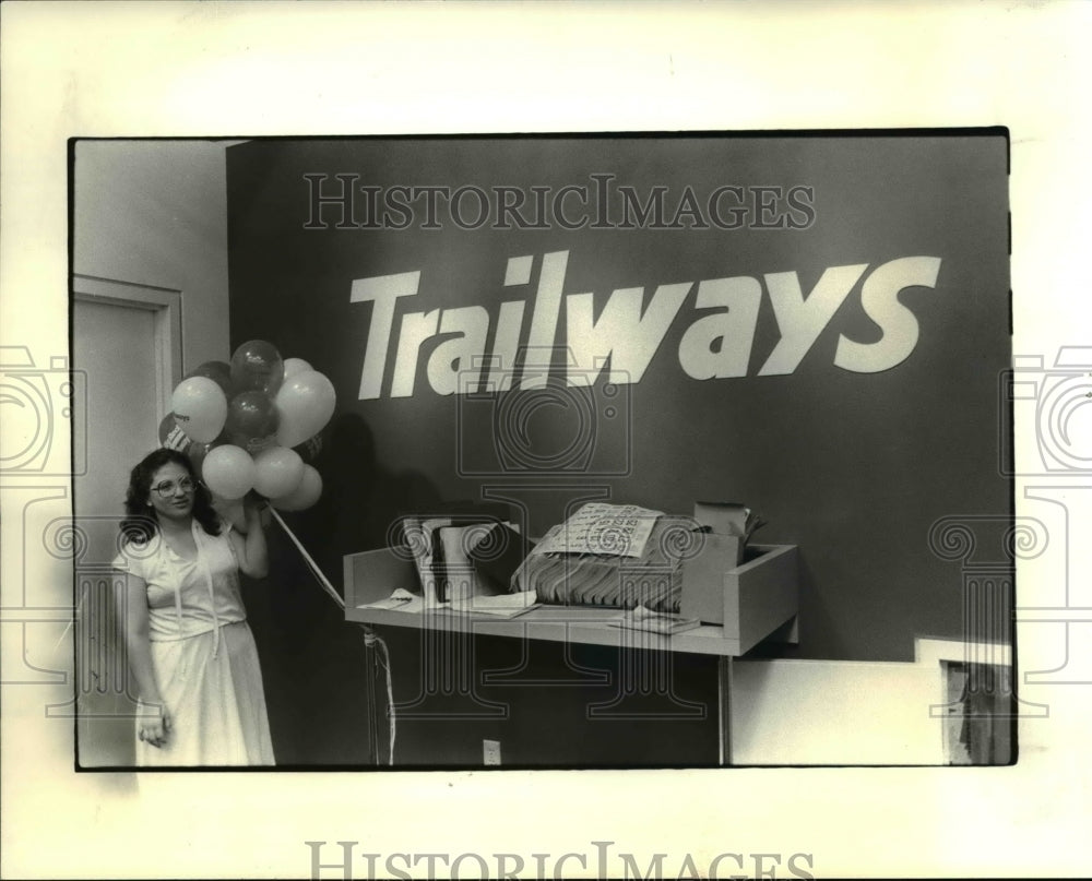 1984 Press Photo Ticket Agent Peggy Futch at Trailways Bus Depot - Historic Images