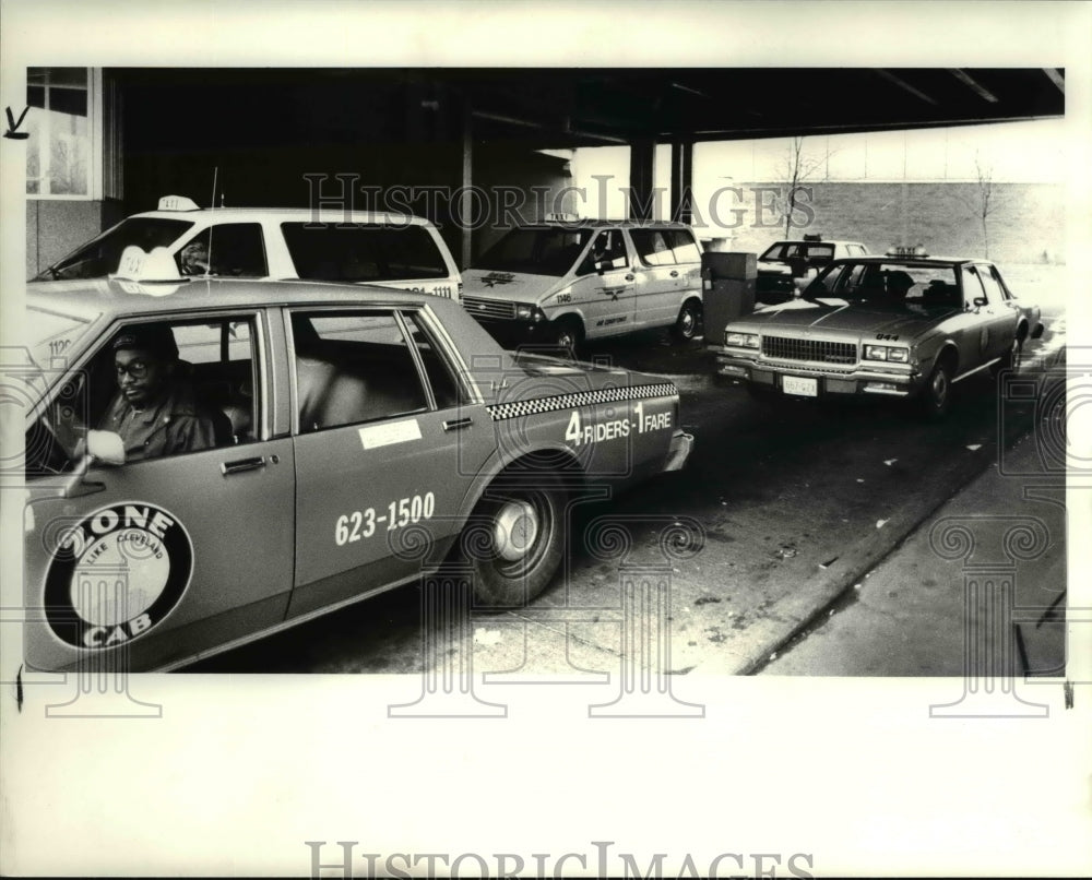 1986 Press Photo The Carpool at Cleveland Hopkins - Historic Images