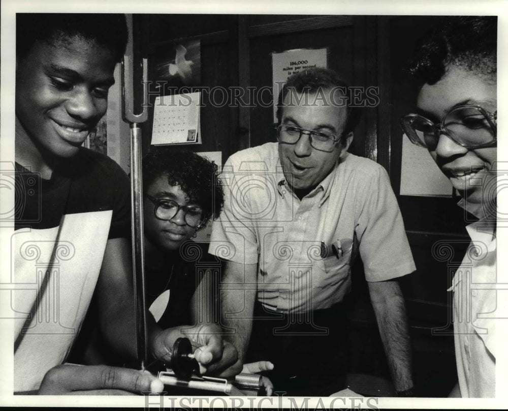 1984 Press Photo  Teacher Cary Seidman with His Students at Kirk Jr Hi E Cleve. - Historic Images