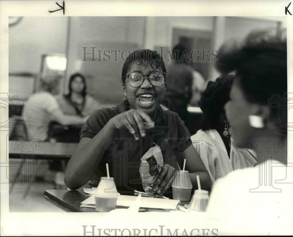 1984 Press Photo Tracie Crutchfield a Senior High School Students of Collinwood - Historic Images