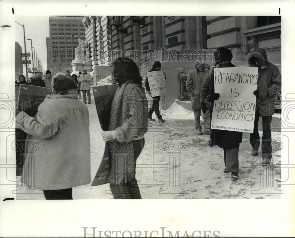 1982 Press Photo Coalition on Budget Planning members Picket at Federal Court - Historic Images