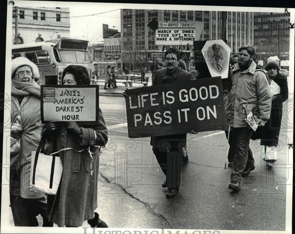 1982 Press Photo The Right to Life campaigners march to Abortion Clinic - Historic Images