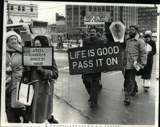 1982 Press Photo The Right to Life campaigners march to Abortion Clinic - Historic Images