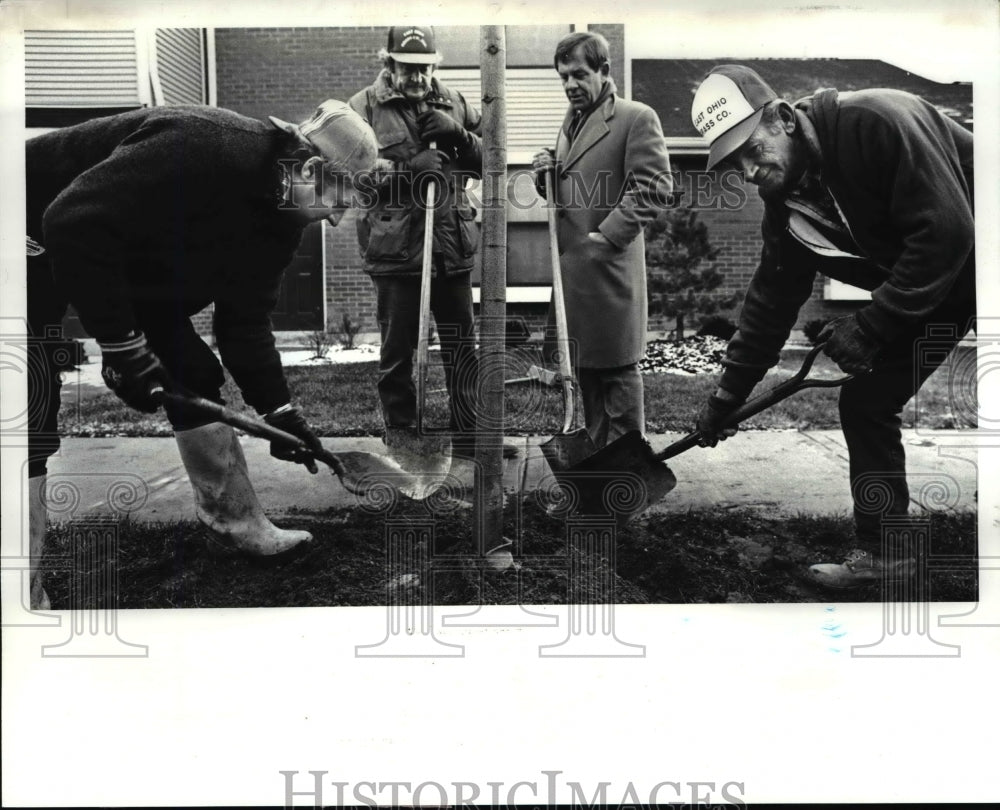 1986 Press Photo Mayor Voinovich watched a tree plantes with East Ohio Grass Co. - Historic Images