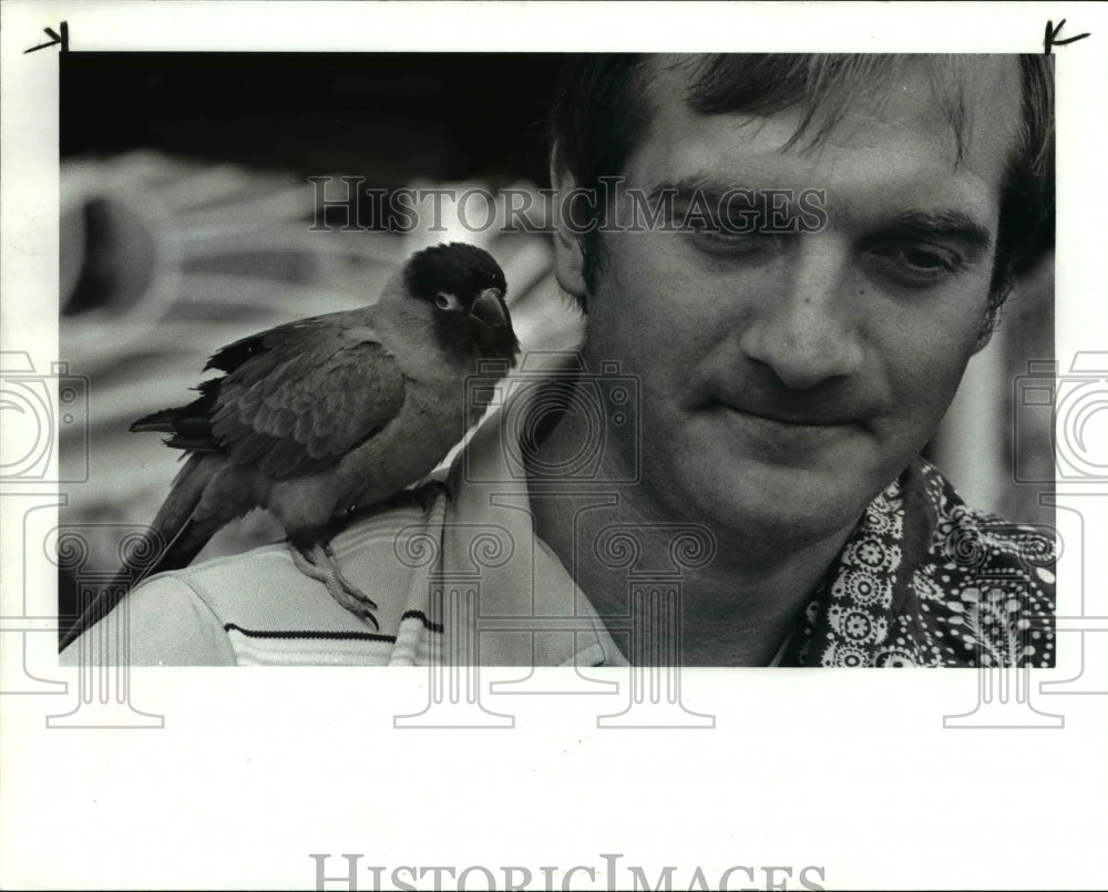 1985 Press Photo Glen Buerk with his parrot bird - Historic Images