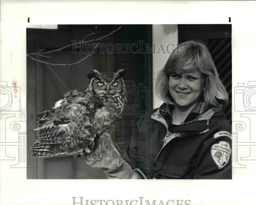 1985 Press Photo The young adult Horned owl with Ann Bugeda - Historic Images