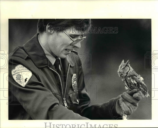1984 Press Photo Ranger Naturalist Arthur Burke with the Screech owl - Historic Images