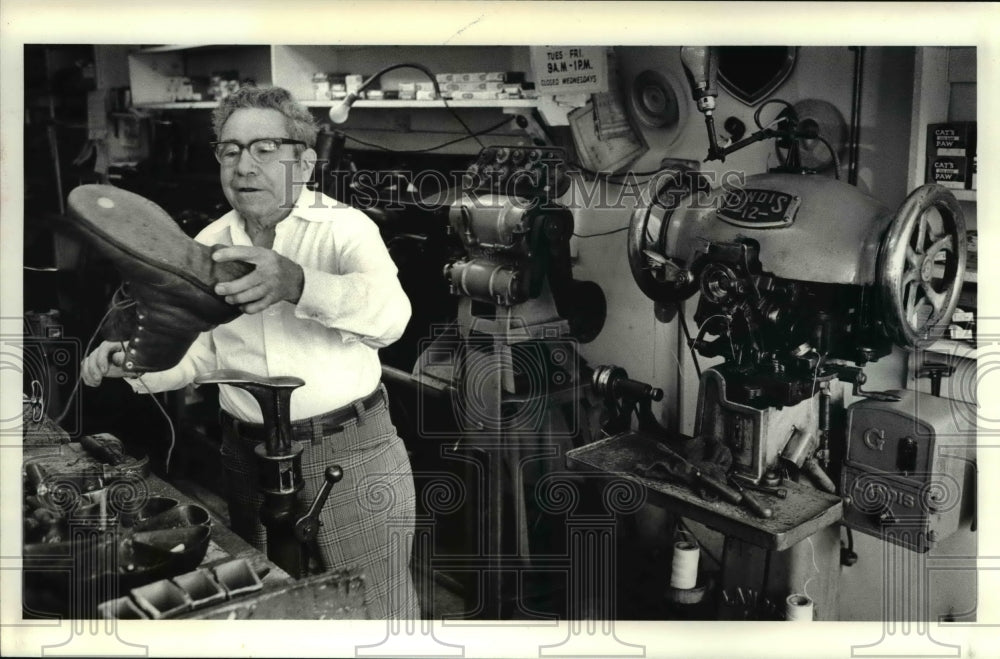 1986 Press Photo Paul Pargoliti checks the boots at the shoe repair shop - Historic Images