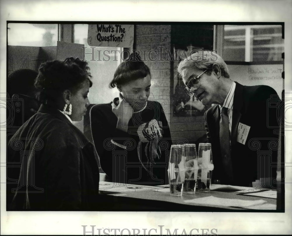 1990 Press Photo David Brewe judging the Science Fair at East Technical H.S. - Historic Images