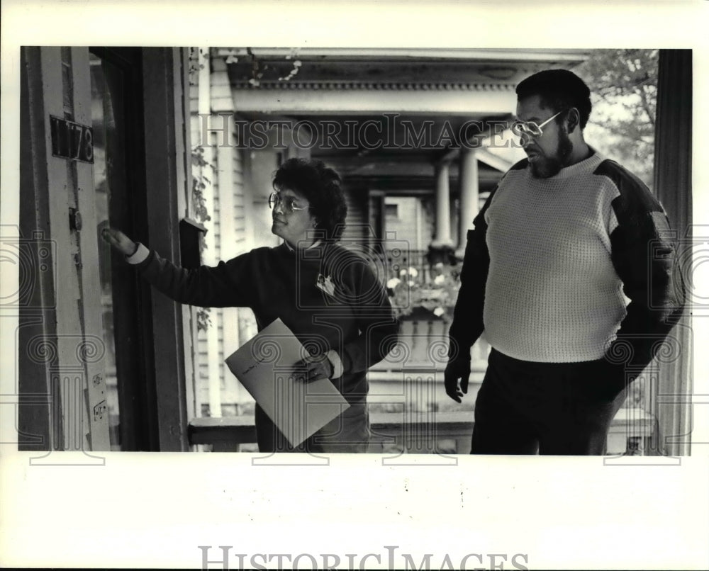 1986 Press Photo Teacola Offutt knocks on door of a Truant Student in Glenville - Historic Images