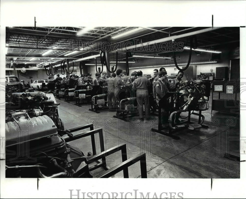 1988 Press Photo Ohio Diesel Tech School Car Engine Room. - Historic Images