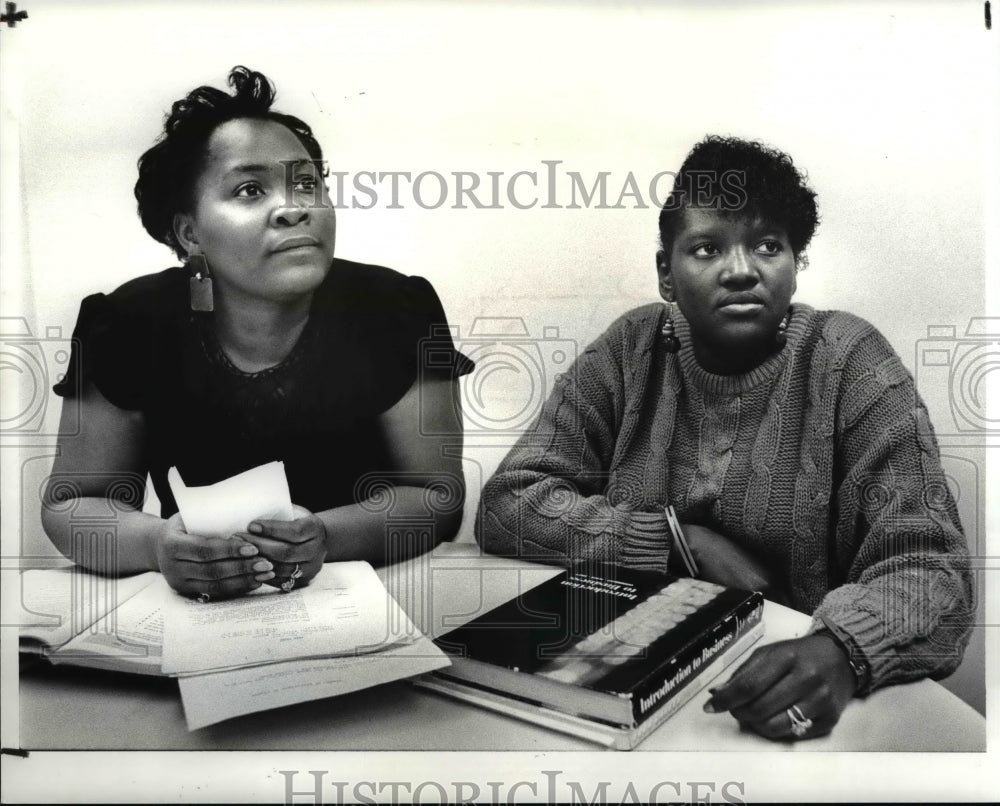 1988 Press Photo Brenda Hickerson ansd Vera Sanford in Harding Business College - Historic Images