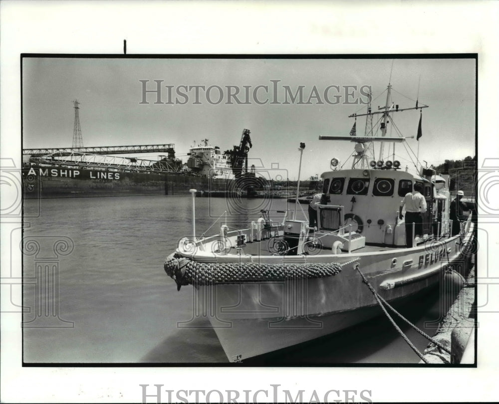 1988 Press Photo Greenpeace tug Beluga ties up in Conneaut - Historic Images