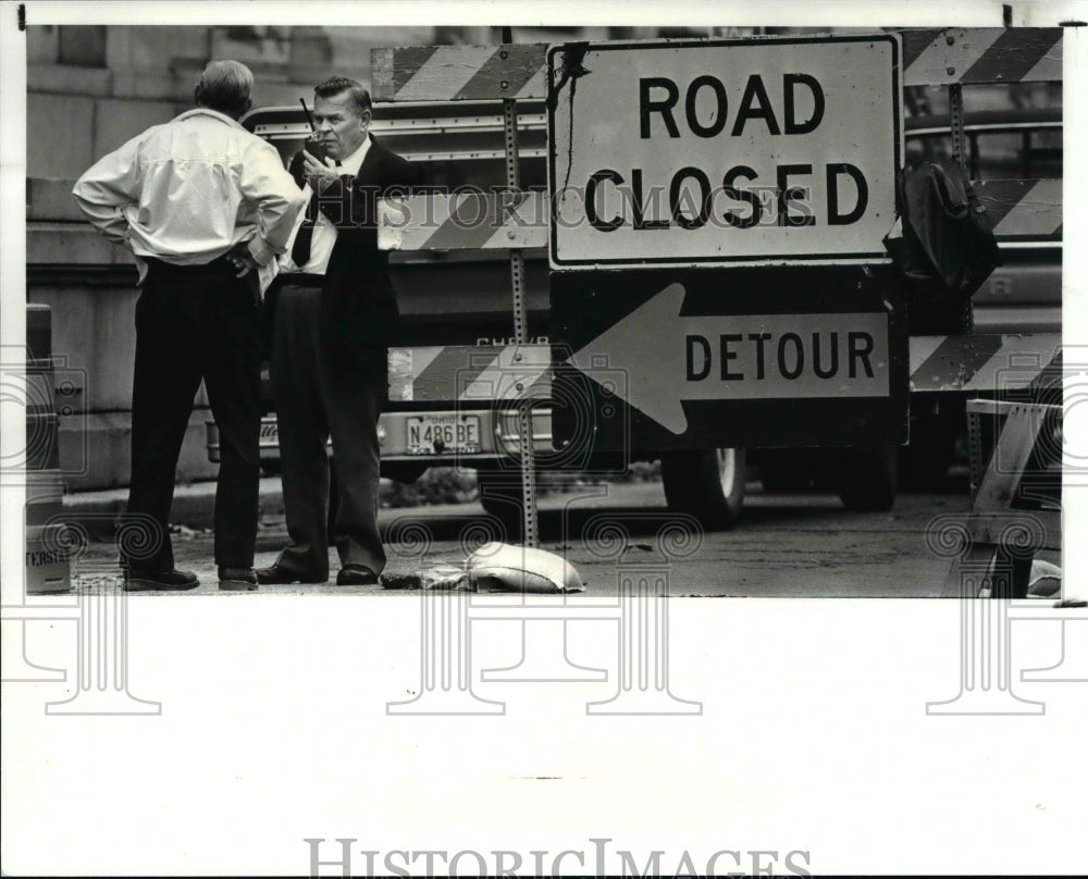 1987 Press Photo US Special deputy Marshall stands guard over Rockwell entrance - Historic Images