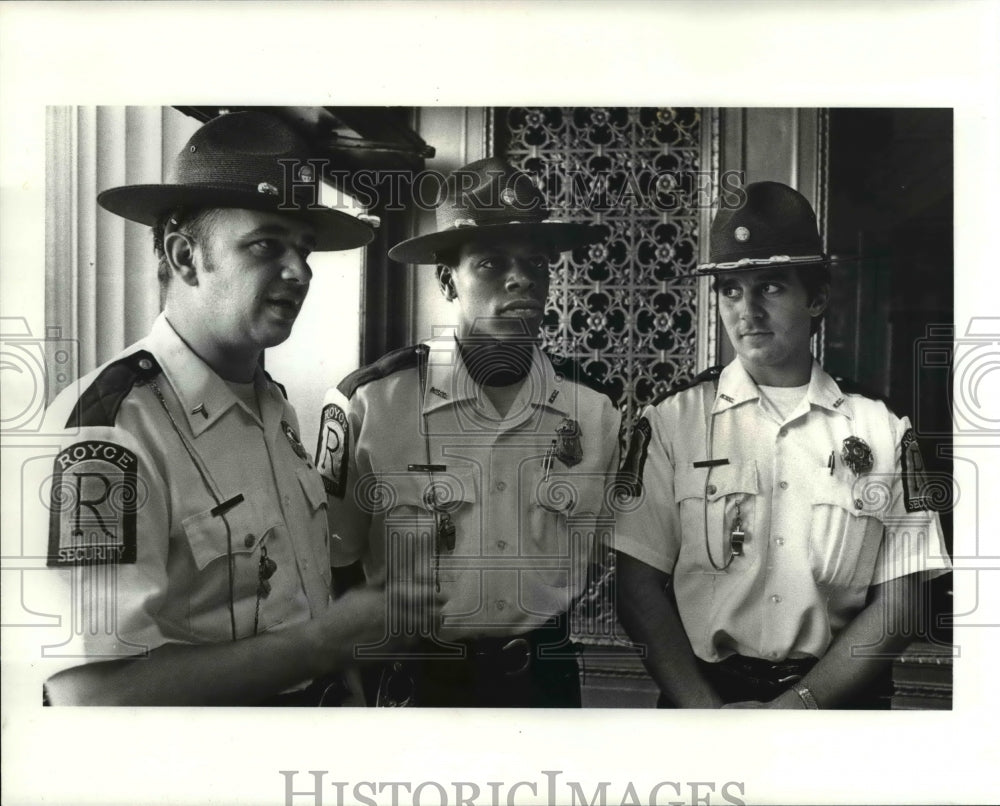 1983 Press Photo Terminal tower Security officers Cummings, Rabb &amp; Saula - Historic Images