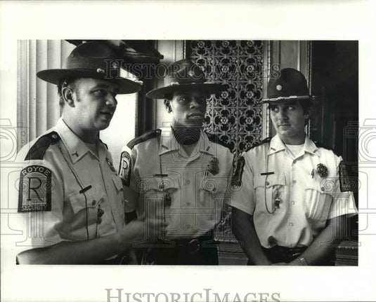 1983 Press Photo Terminal tower Security officers Cummings, Rabb & Saula - Historic Images