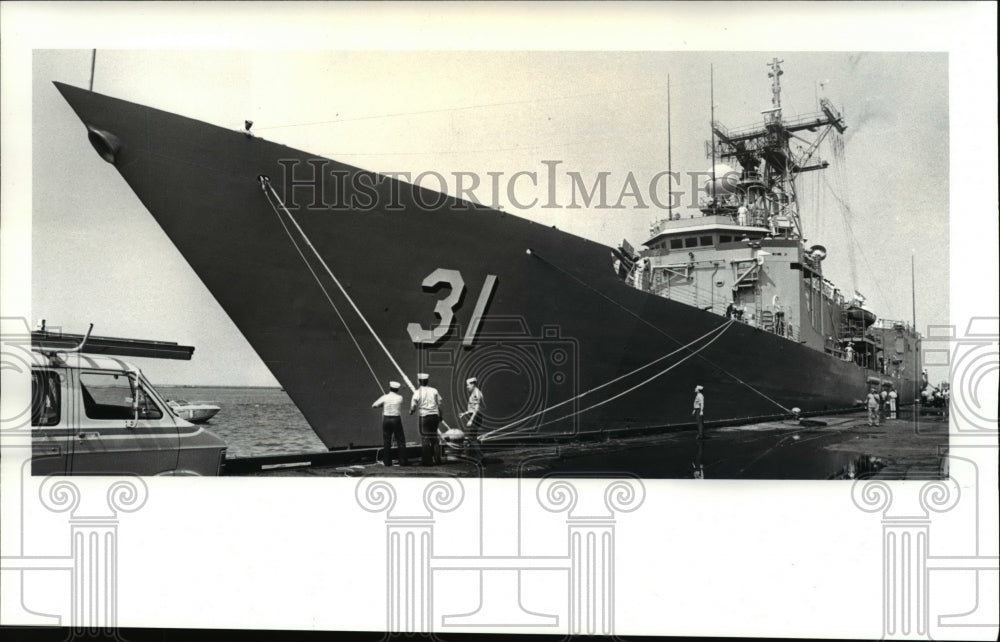 1987 Press Photo Frigate USS Stark ties up in Cleveland for training - Historic Images