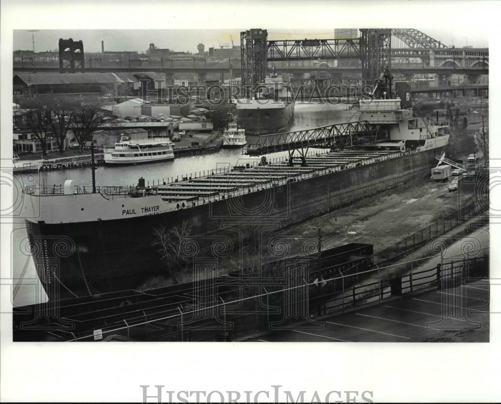 1988 Press Photo Ship Paul Thayer docked under terminal tower in background - Historic Images