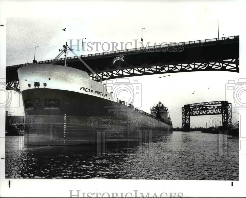 1987 Press Photo Fred R White Jr iron ore boat out of Cuyahoga River to the lake - Historic Images