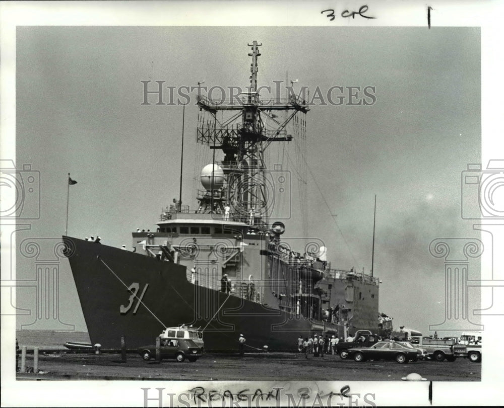 1985 Press Photo Frigate USS Stark just before lowering gangway for visitors - Historic Images