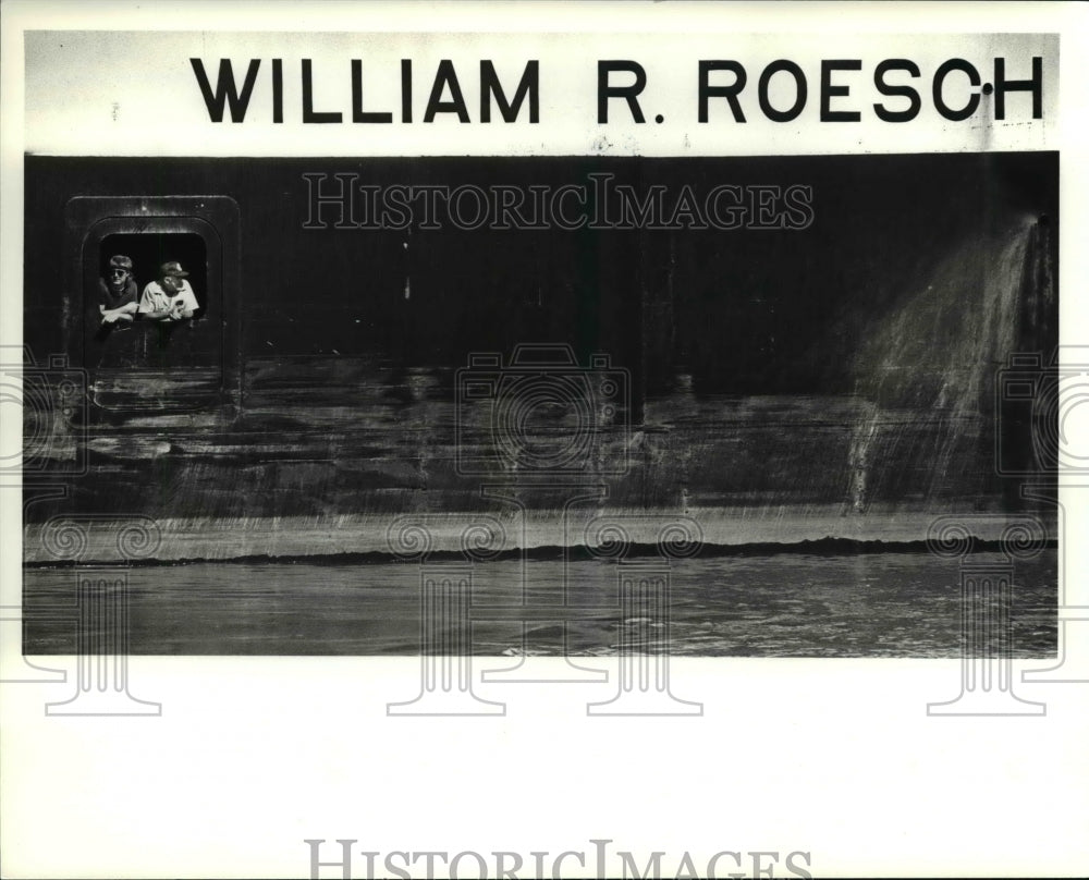 1988 Press Photo Crewmen aboard the Lake Erie freighter William R. Roesch - Historic Images