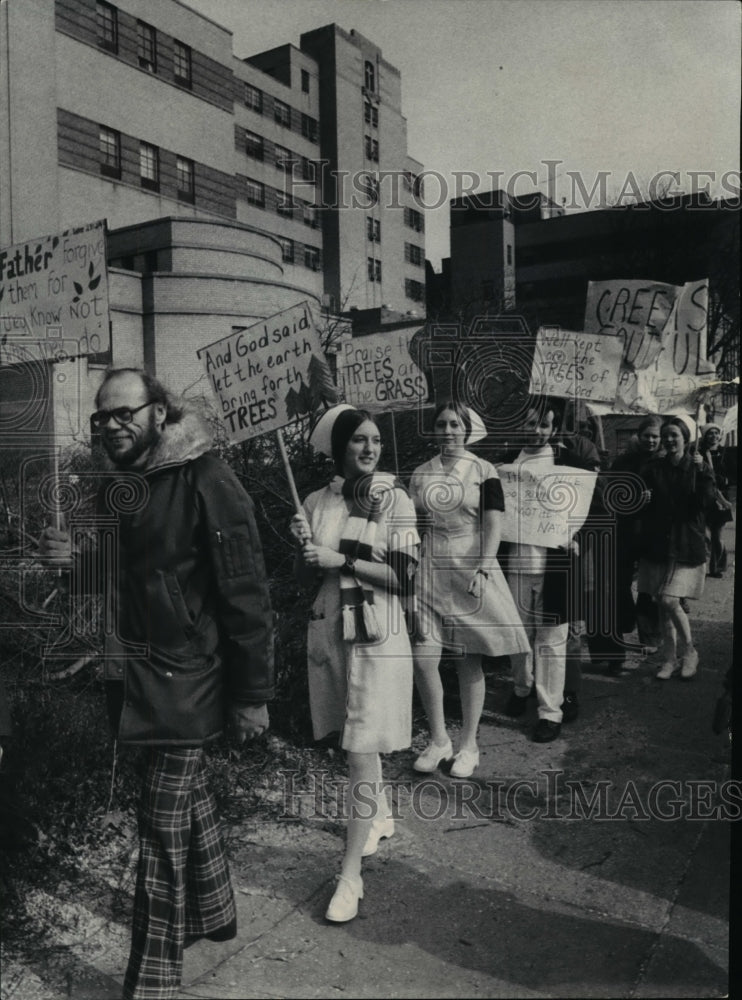 1974 Press Photo St Alexis picket, Dr Shira leads protesters in Tree Removal-Historic Images