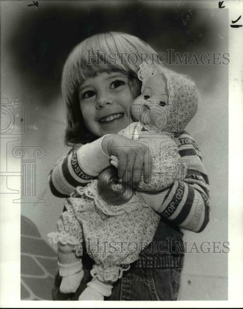 1984 Press Photo Cheryl Balogh w/ doll at the Rainbow family store - Historic Images