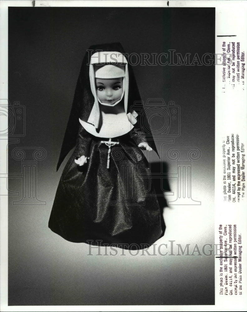 1988 Press Photo Sister Sharon Nun Doll for speaking of John Gruner - Historic Images