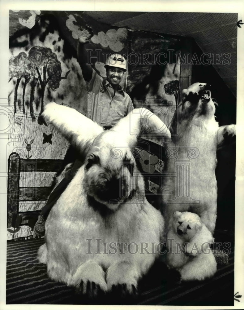 1986 Press Photo Gary Roseberry with some of the stuffed animals he made - Historic Images