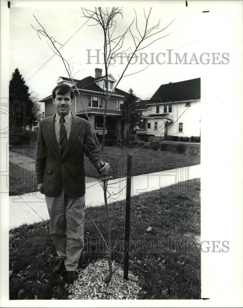 1990 Press Photo Steve McQuillin with Elm tree on tree lawn near his house - Historic Images