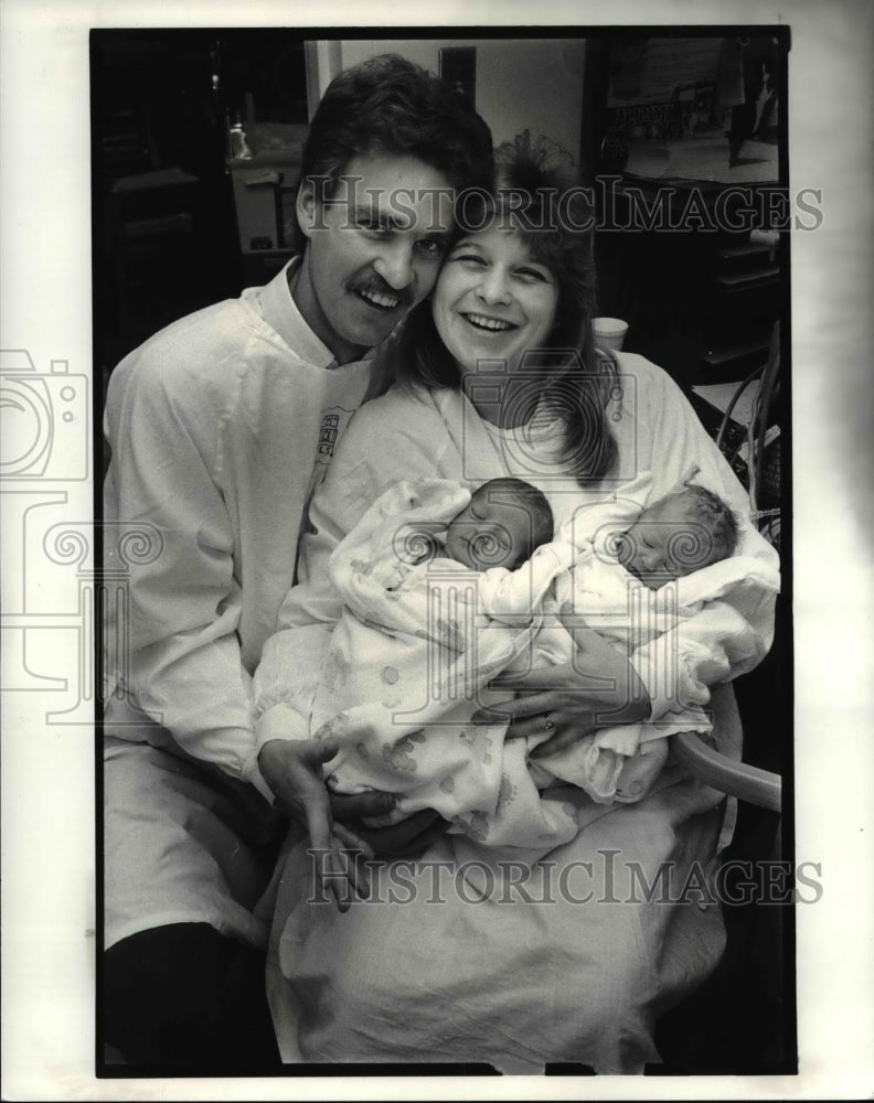 1988 Press Photo Leap day babies Bernard, Ben &amp; Ann Brad with parents - Historic Images