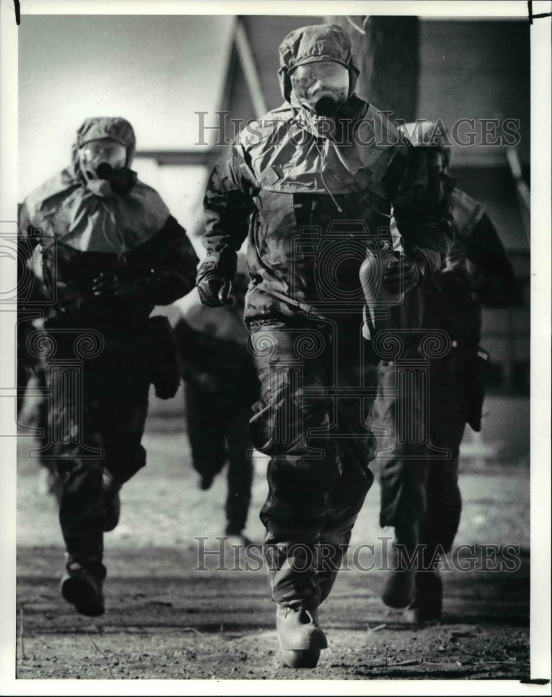 1990 Press Photo The reservists run in M.O.P.P. 4 with the protective gear-Historic Images