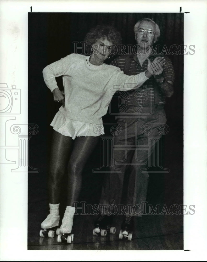 1989 Press Photo Both 69 yrd old Bea Acton &amp; John Quimbat the Roller Rink - Historic Images