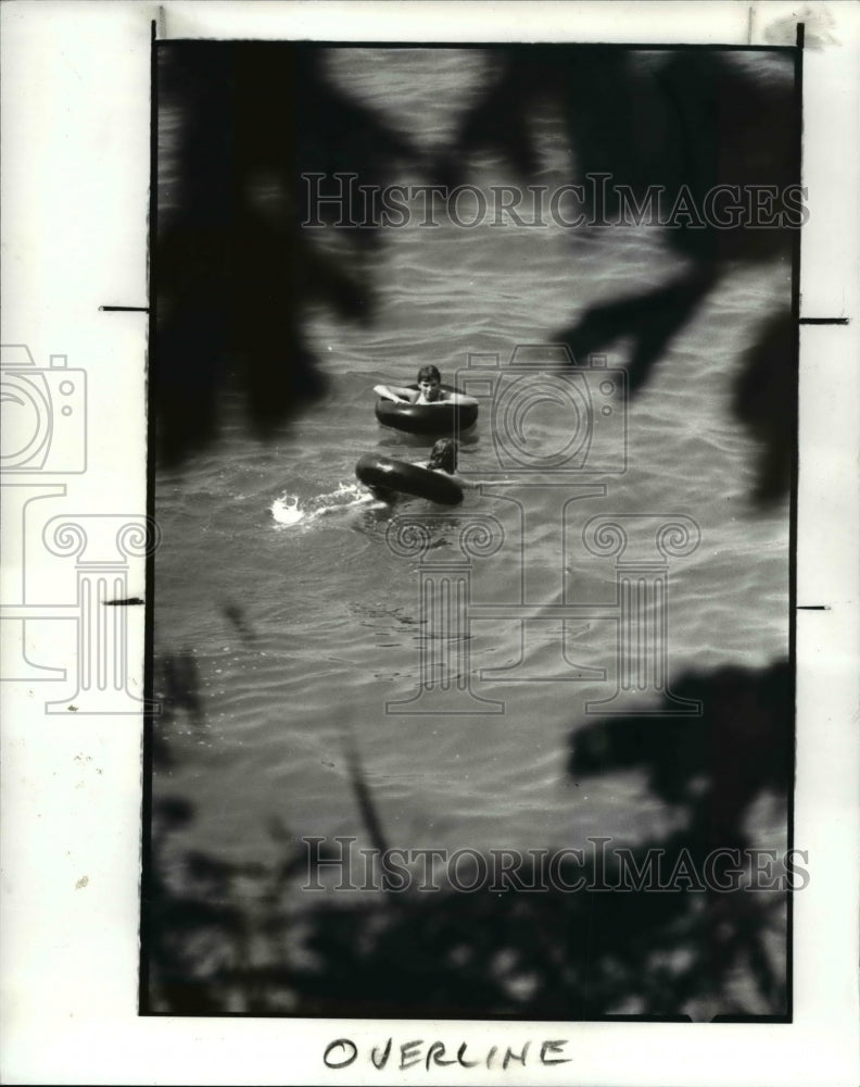 1982 Press Photo Shannon Kriegmont &amp; Heather Hoffman takes a swim at Lake Erie - Historic Images