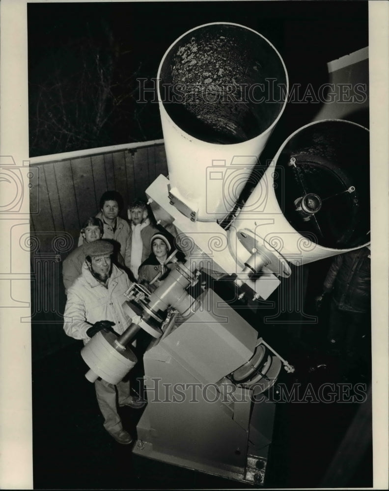 1985 Press Photo An amateur astronomers at a Halle's Comet party - Historic Images