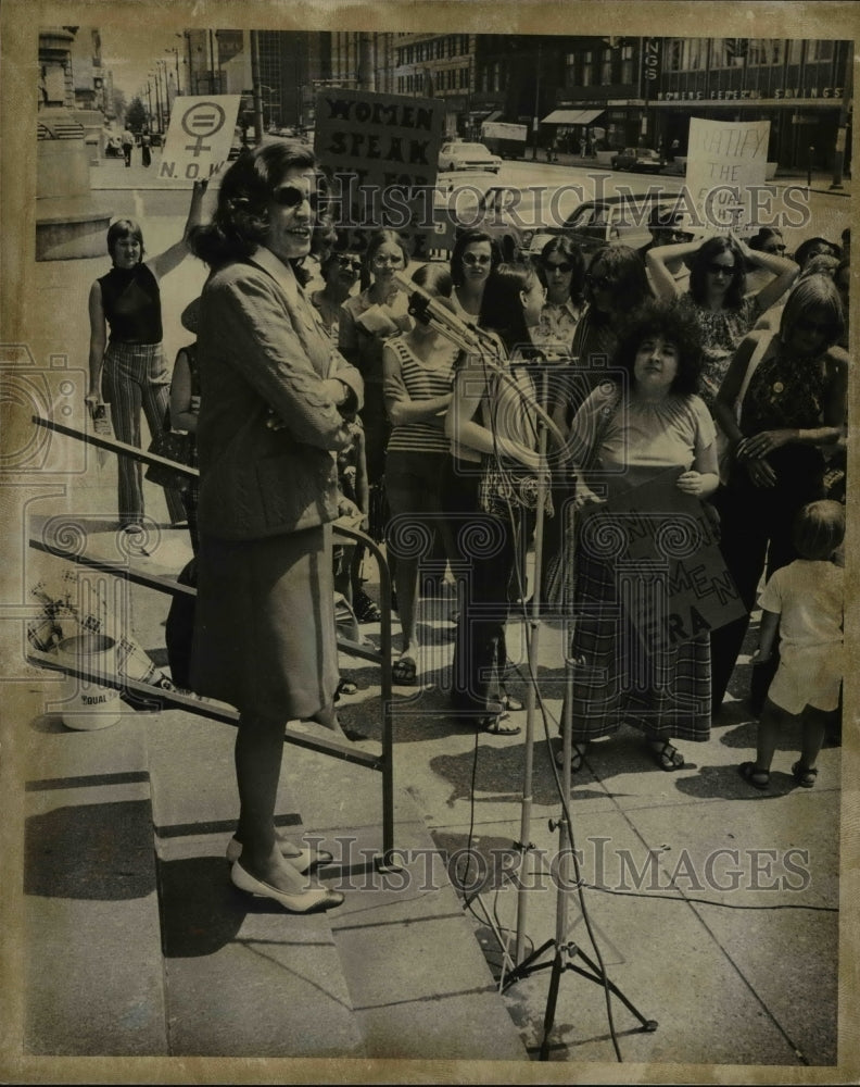 1973 Press Photo Women demonstrate in front of old Fed Bldg. - cva80717 - Historic Images