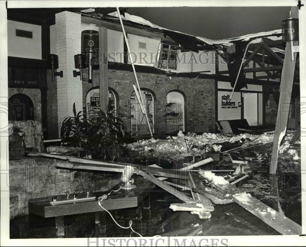 1987 Press Photo Mentor Mall roof collapse - Historic Images