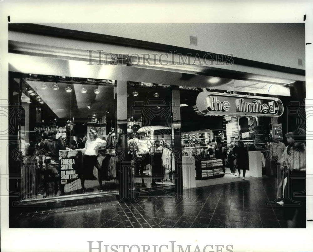 1987 Press Photo Great Northern Shopping Center with Don Biskind - Historic Images