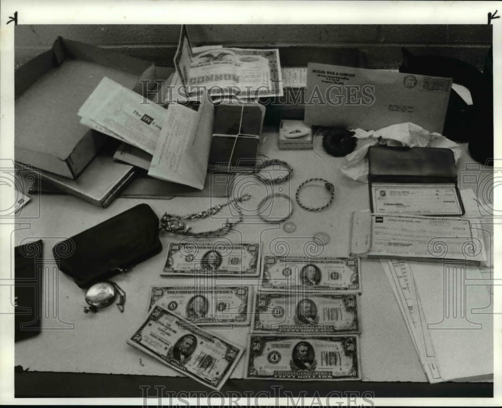 1984 Press Photo Valuables found in stolen auto, E. 103 and St. Claire - Historic Images