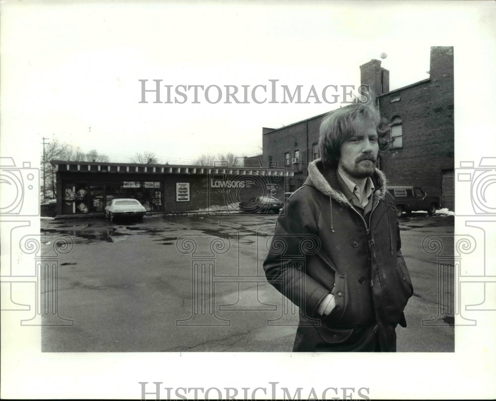 1986 Press Photo John Hammond, Lawson&#39;s clerk, in front of store at W 44 &amp; Clark - Historic Images