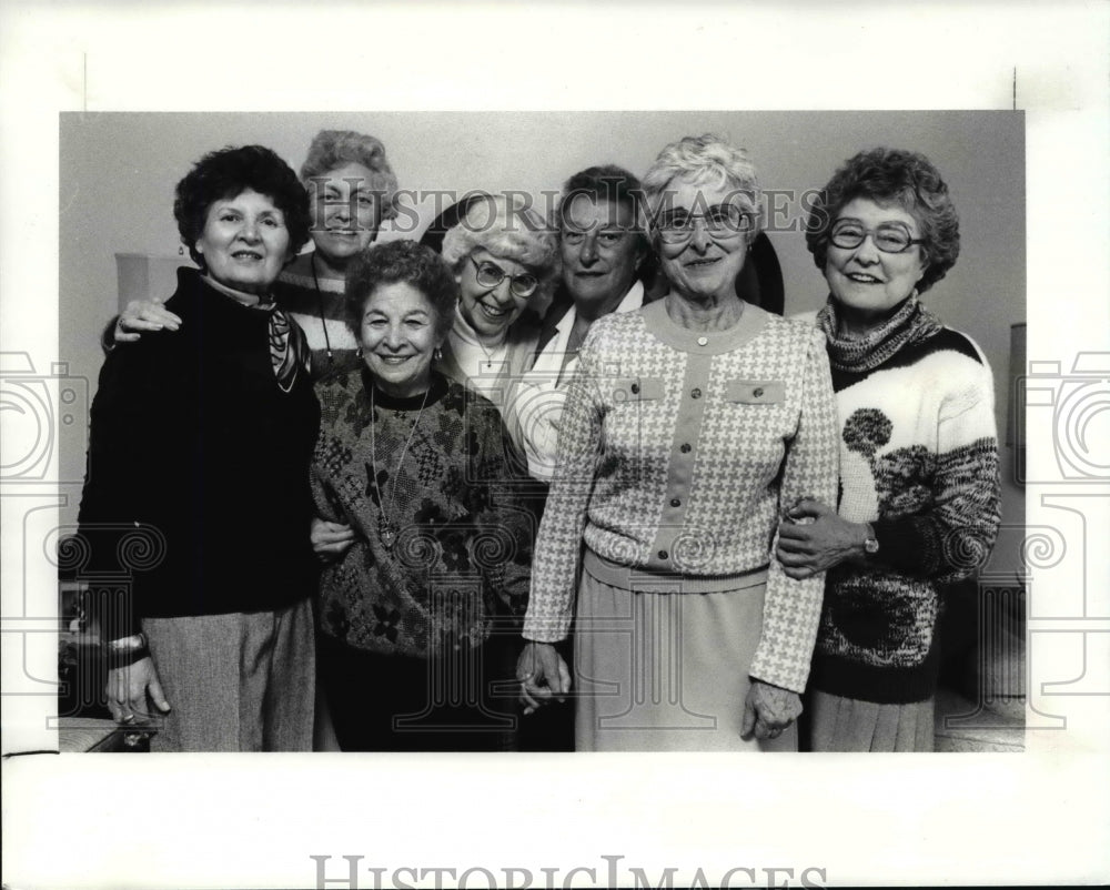 1989 Press Photo All Swell Gals - Historic Images