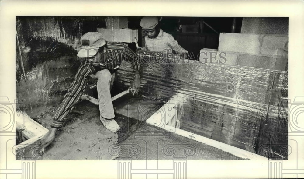 1980 Press Photo Brickman Hosea Gilbert assisted by trainee Melvin Perry - Historic Images