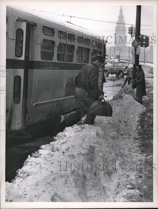1964 Press Photo Low rubbers no defense against knee-deep snow at curb sides - Historic Images