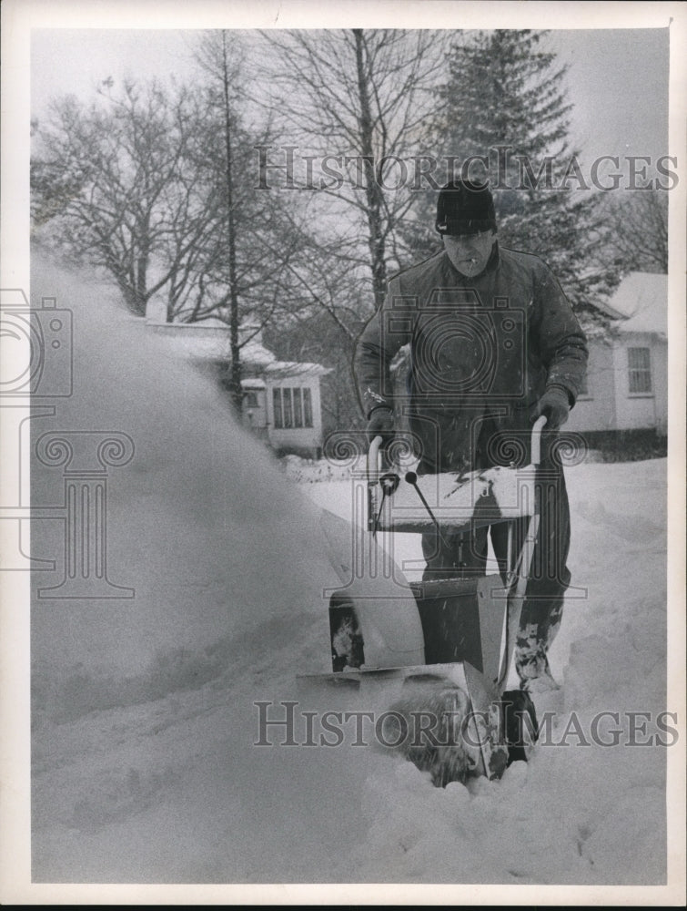 1964 Press Photo Ted Bienkowski puts snowblower to work on his driveway - Historic Images