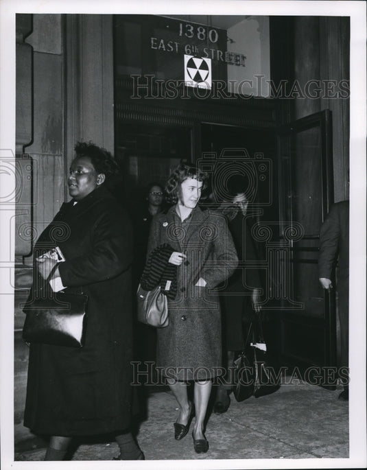 1964 Press Photo Sit-In's leave Board of Educ. Bldg., picketing - cva80846 - Historic Images