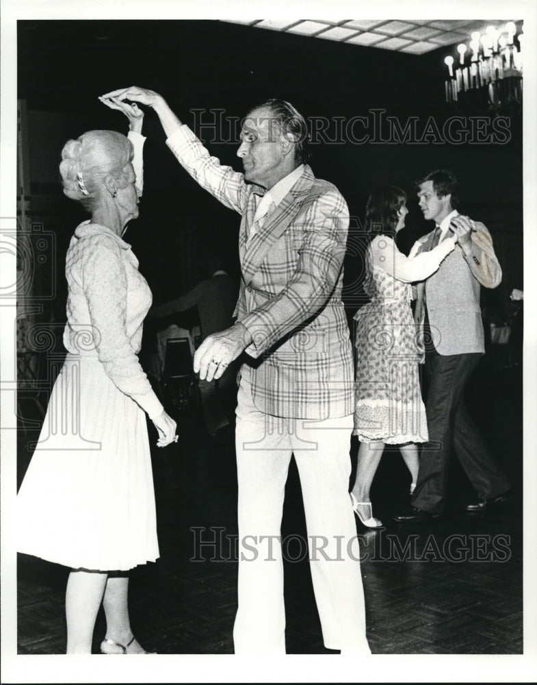 1982 Press Photo Eileen and Ben Small dance the Lindy at Swingo at the Statler - Historic Images