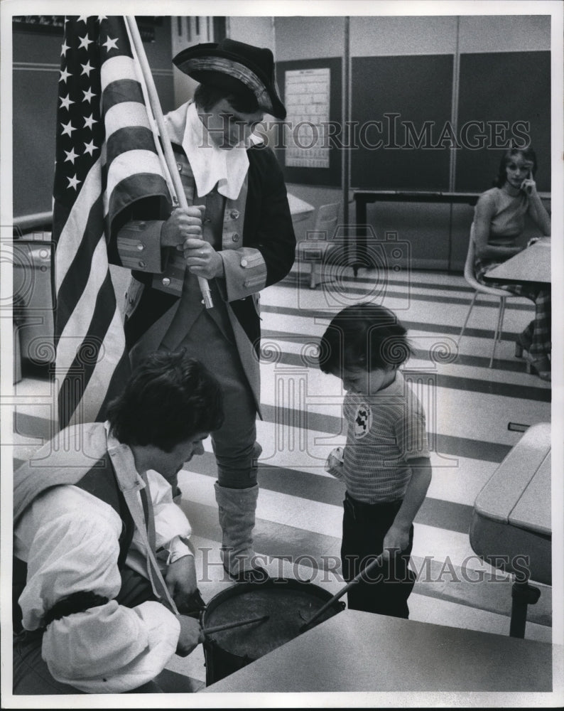 1975 Press Photo &quot;Spirit of 76&quot; visit Rainbow Babies and Children&#39;s Hospital. - Historic Images