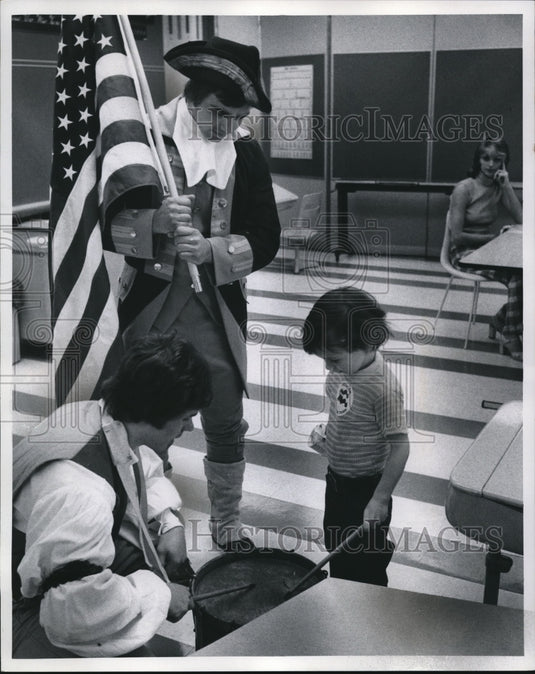 1975 Press Photo "Spirit of 76" visit Rainbow Babies and Children's Hospital. - Historic Images