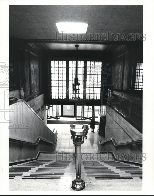 1985 Press Photo Brass Railings and Fixtures in the Building - Historic Images